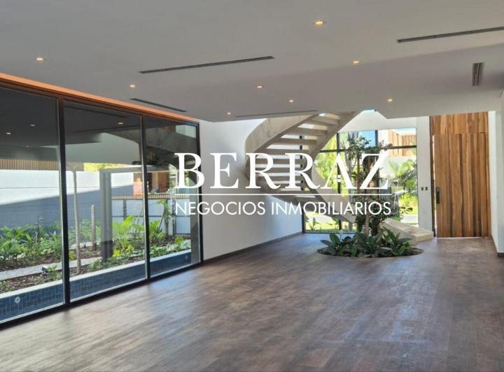 Casa · 550m² · 8 Ambientes · 2 Cocheras