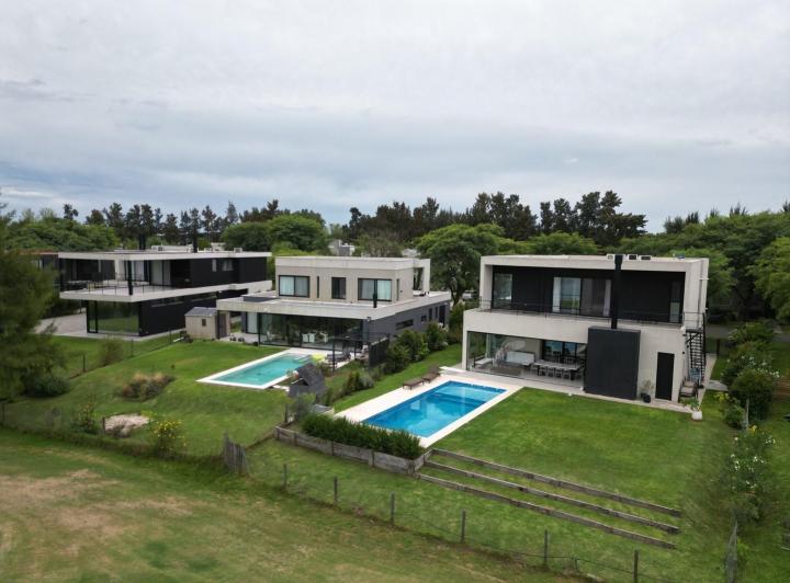Casa · 337m² · 4 Ambientes · 1 Cochera