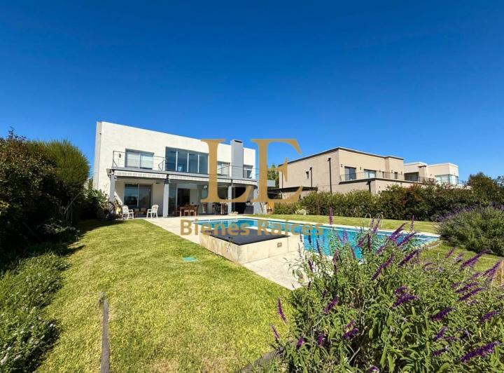 Casa · 252m² · 6 Ambientes · 7 Cocheras