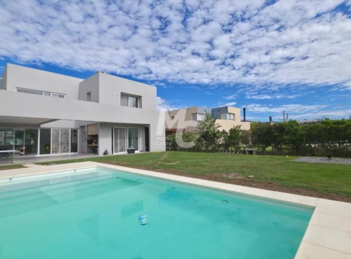 Casa · 688m² · 5 Ambientes · 1 Cochera