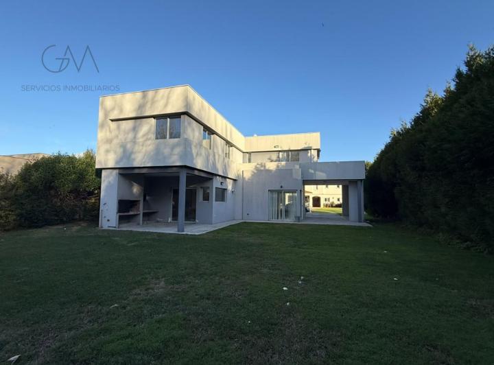 Casa · 220m² · 4 Ambientes · 1 Cochera
