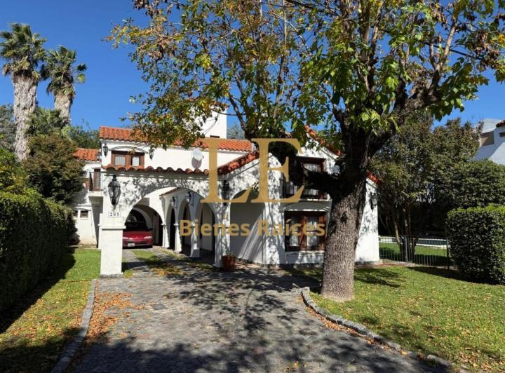 Casa · 315m² · 5 Ambientes · 4 Cocheras