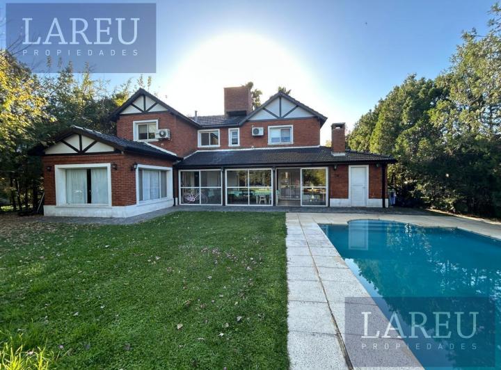 Casa · 244m² · 5 Ambientes · 1 Cochera