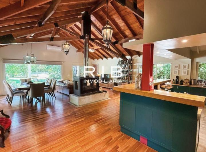 Casa · 220m² · 5 Ambientes · 2 Cocheras