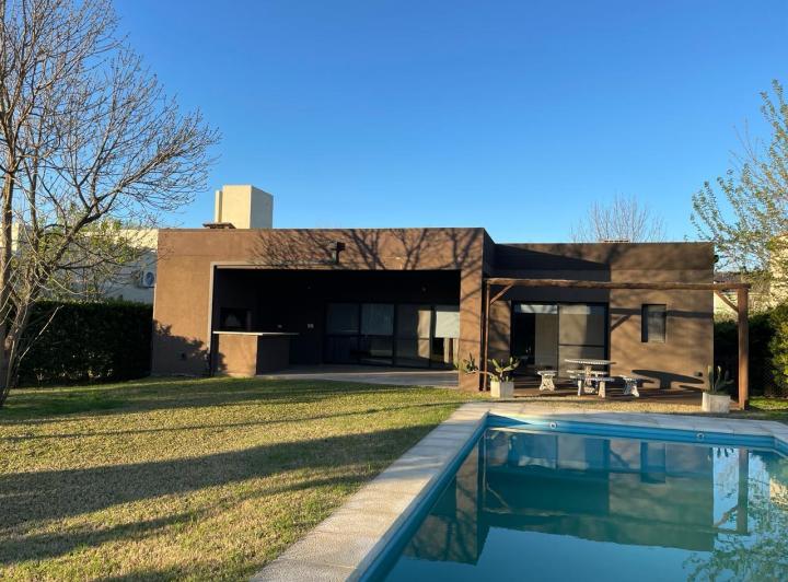 Casa · 177m² · 5 Ambientes · 4 Cocheras