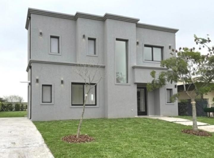 Casa · 158m² · 5 Ambientes · 2 Cocheras