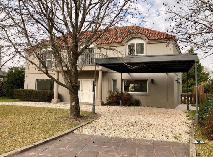 Casa · 250m² · 5 Ambientes · 2 Cocheras