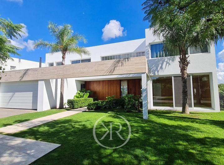 Casa · 381m² · 6 Ambientes · 2 Cocheras