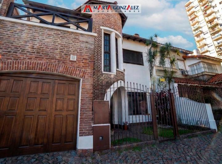 Casa · 230m² · 4 Ambientes · 2 Cocheras