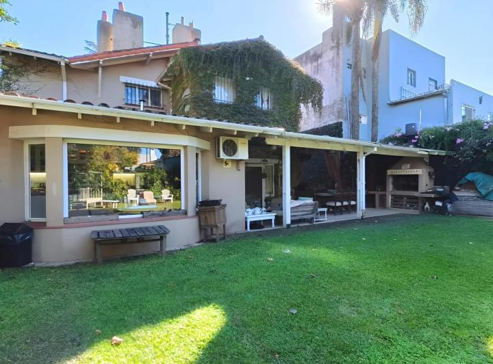 Casa · 300m² · 5 Ambientes · 2 Cocheras