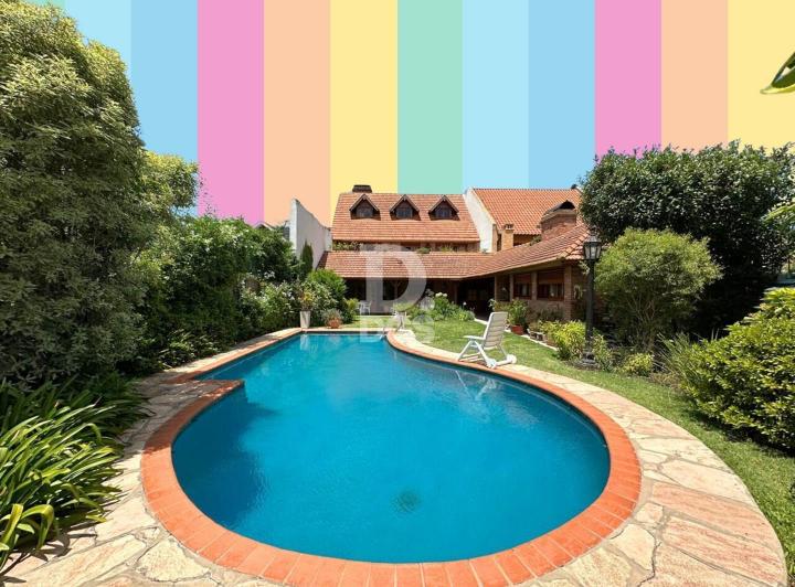 Casa · 326m² · 6 Ambientes · 2 Cocheras