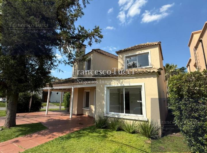 Casa · 218m² · 6 Ambientes · 1 Cochera