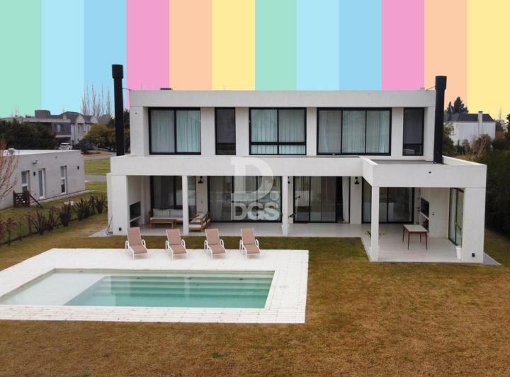 Casa · 230m² · 5 Ambientes · 3 Cocheras