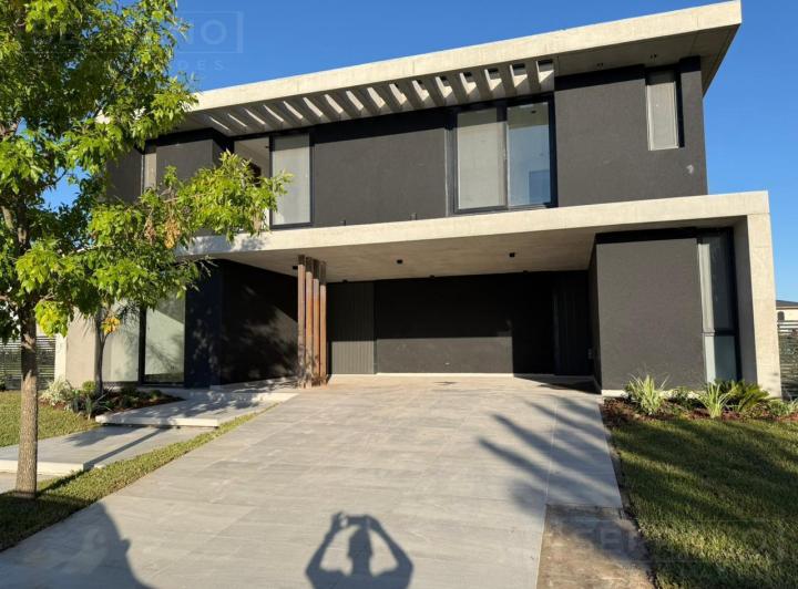 Casa · 432m² · 8 Ambientes · 4 Cocheras