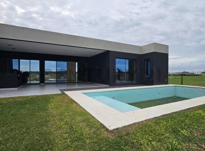 Casa · 261m² · 4 Ambientes · 3 Cocheras