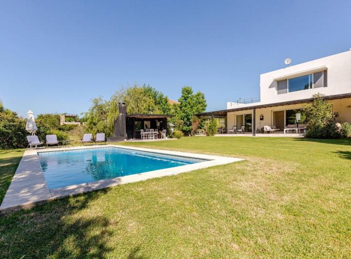 Casa · 239m² · 6 Ambientes · 2 Cocheras