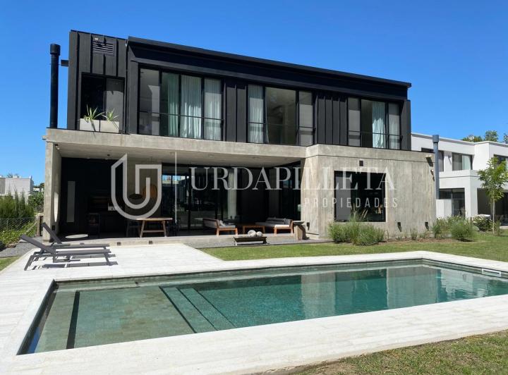 Casa · 280m² · 5 Ambientes · 2 Cocheras