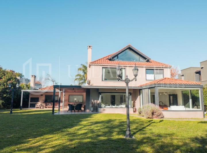 Casa · 500m² · 6 Ambientes · 2 Cocheras