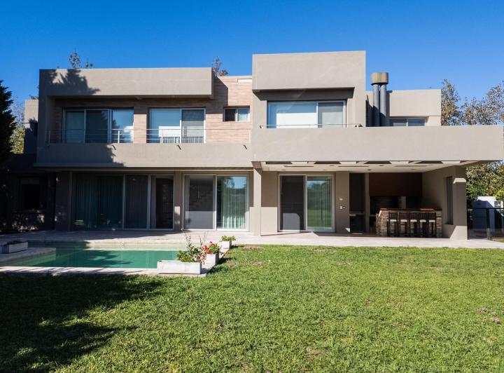 Casa · 375m² · 6 Ambientes · 2 Cocheras