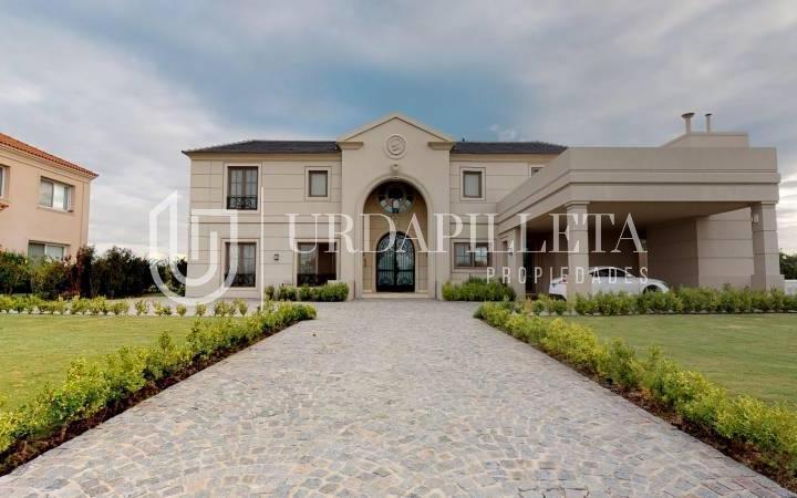 Casa · 443m² · 7 Ambientes · 4 Cocheras