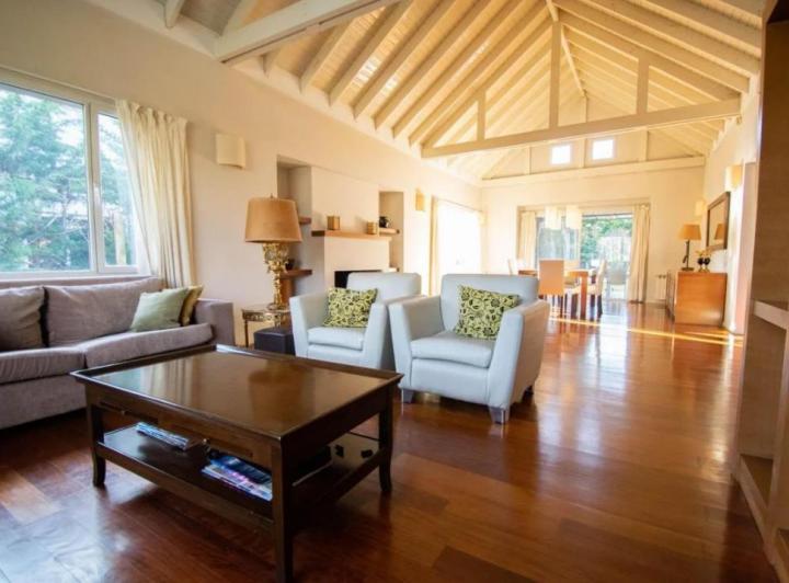 Casa · 330m² · 6 Ambientes · 2 Cocheras