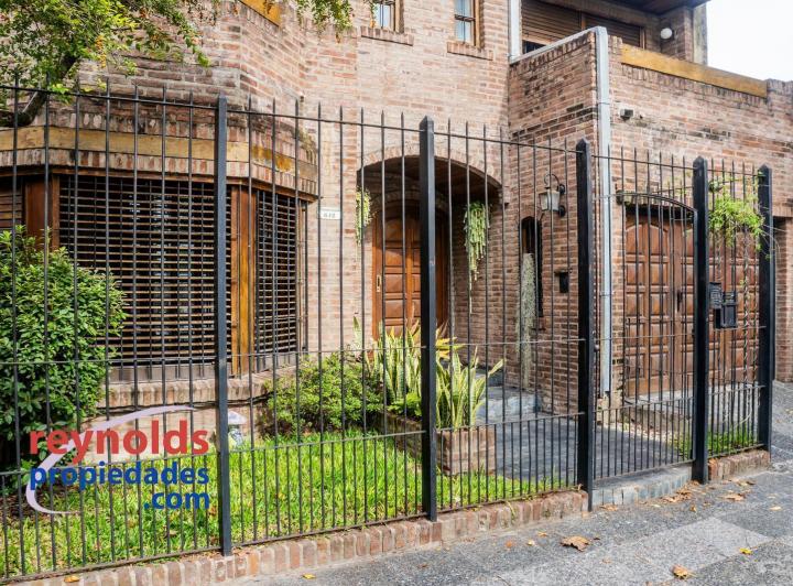 Casa · 296m² · 7 Ambientes · 1 Cochera