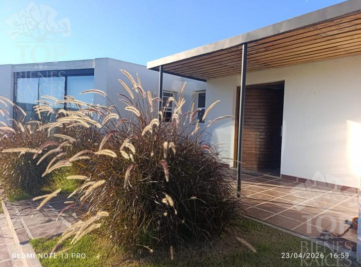 Casa · 1200m² · 5 Ambientes · 2 Cocheras