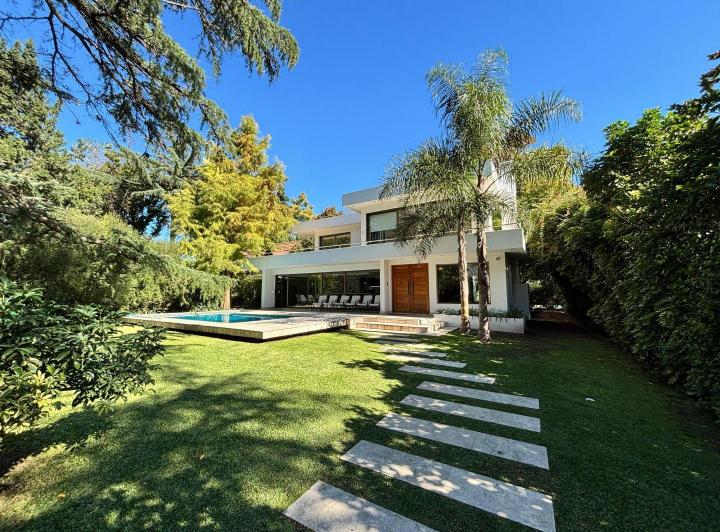 Casa · 280m² · 5 Ambientes · 2 Cocheras