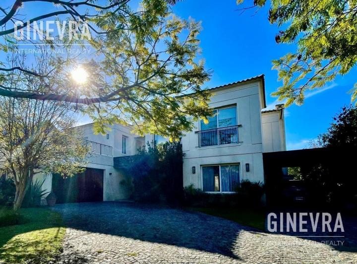 Casa · 400m² · 6 Ambientes · 3 Cocheras