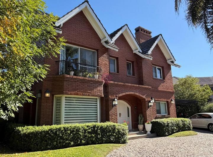 Casa · 280m² · 6 Ambientes · 1 Cochera