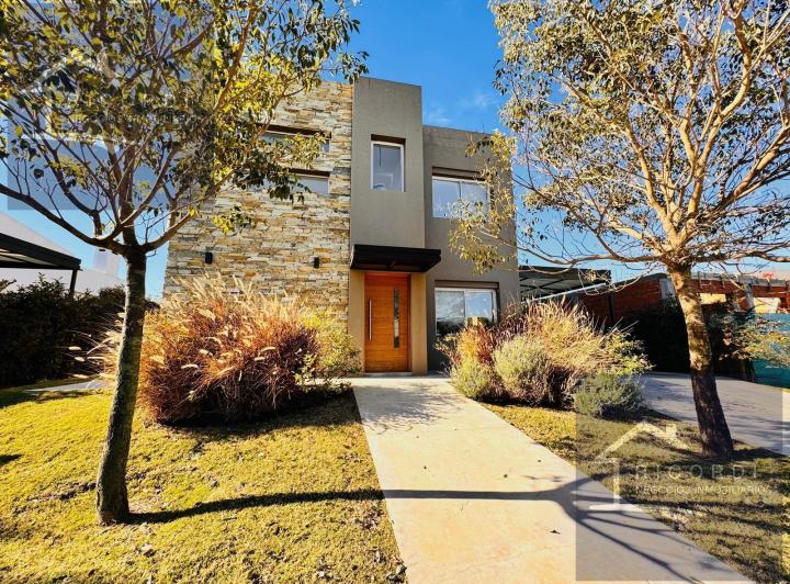 Casa · 180m² · 5 Ambientes