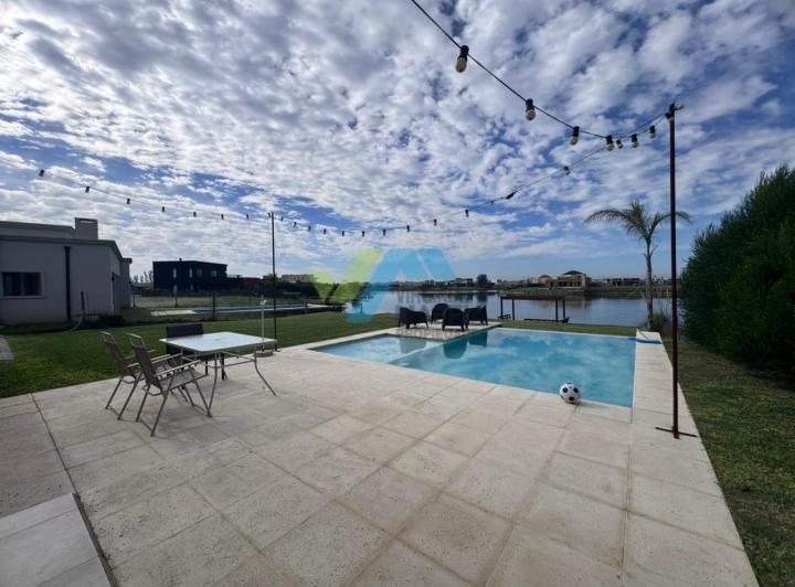 Casa · 236m² · 7 Ambientes · 3 Cocheras