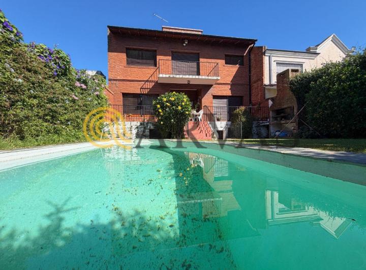 Casa · 318m² · 4 Ambientes · 6 Cocheras