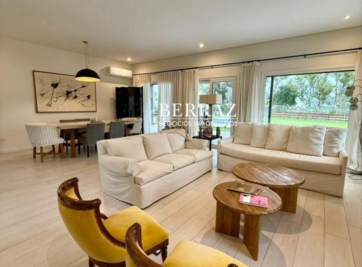 Casa · 216m² · 4 Ambientes · 1 Cochera