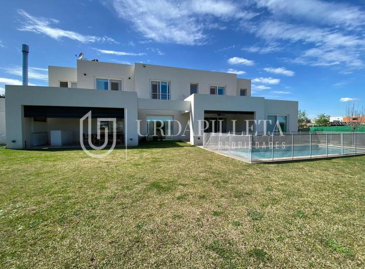 Casa · 330m² · 6 Ambientes · 2 Cocheras