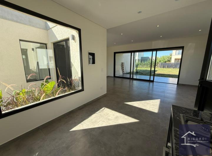 Casa · 490m² · 5 Ambientes · 3 Cocheras