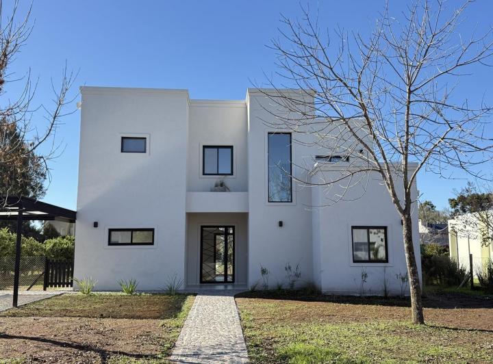 Casa · 180m² · 5 Ambientes · 4 Cocheras