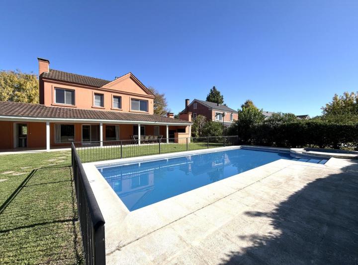 Casa · 214m² · 4 Ambientes · 1 Cochera