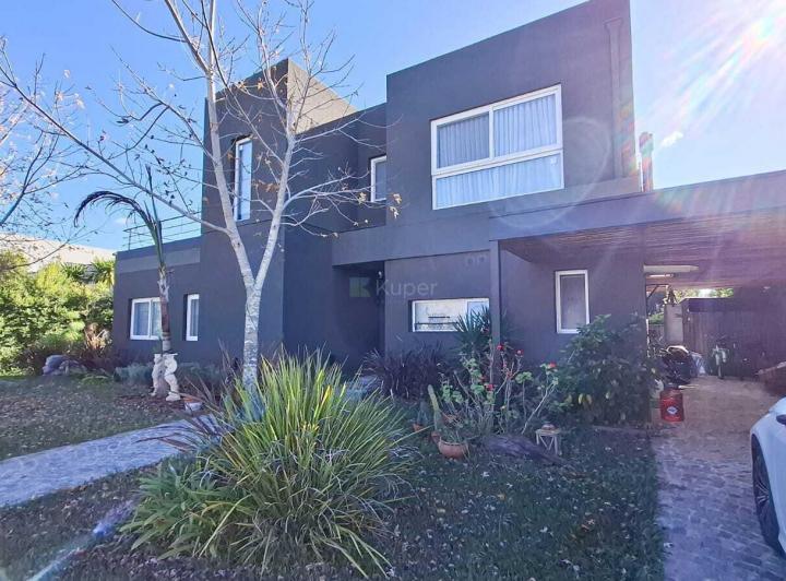 Casa · 200m² · 6 Ambientes · 1 Cochera