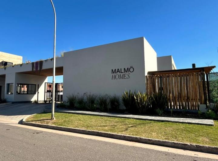 Casa · 200m² · 3 Ambientes · 2 Cocheras