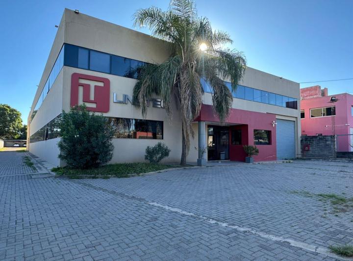 Bodega-Galpón · 1880m² · 17 Ambientes · 15 Cocheras