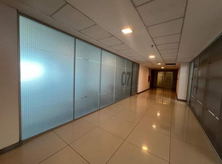 Oficina comercial · 175ha