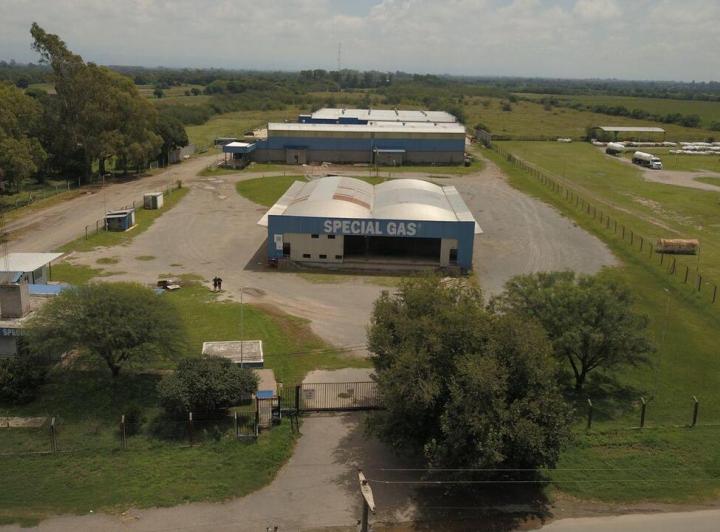 Depósito · 1100m² · 3 Ambientes · 4 Cocheras