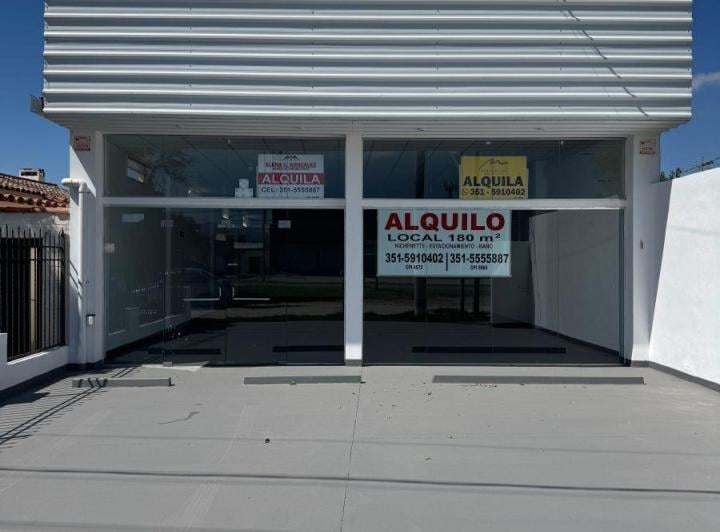 Local comercial · 180m² · 1 Ambiente · 3 Cocheras