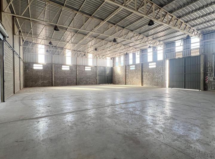 Bodega-Galpón · 700m² · 4 Ambientes · 10 Cocheras