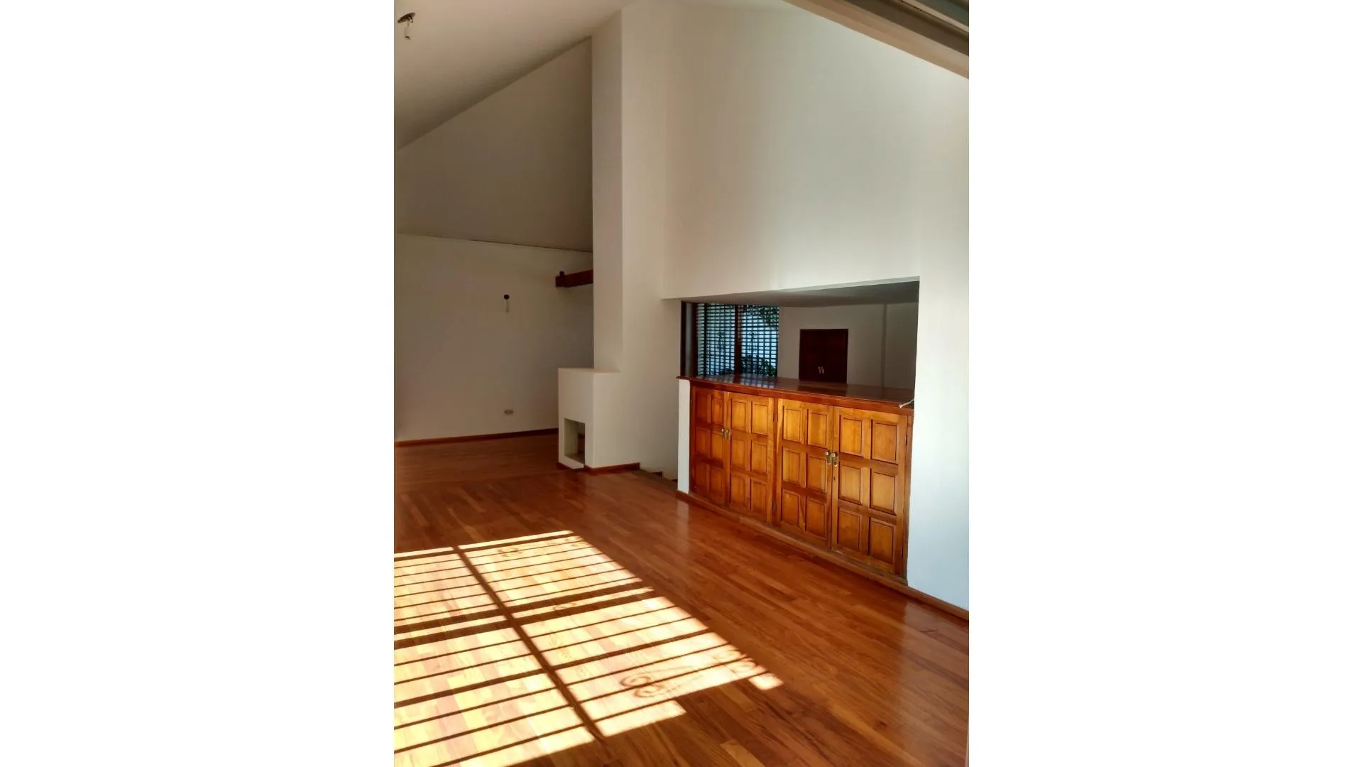 A pasos del Jockey Club - Terreno: 516m² - Sup.Cub. 270m²