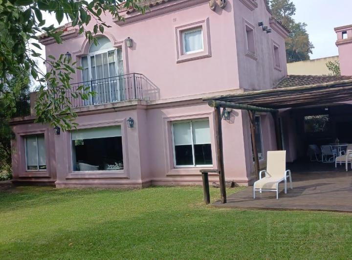 Casa · 1200m² · 4 Ambientes · 2 Cocheras
