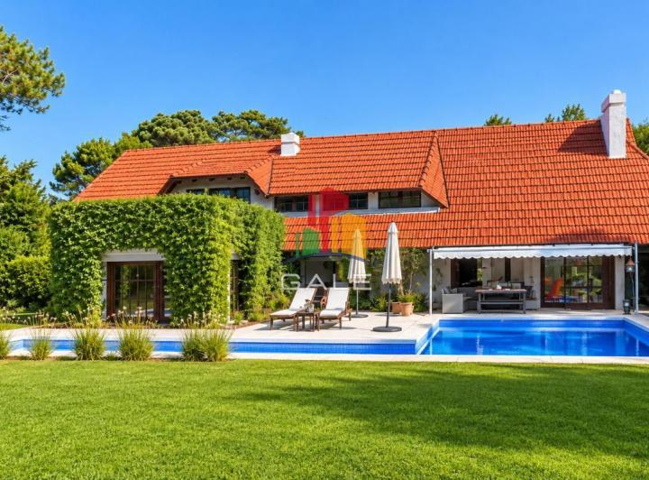Casa · 250m² · 5 Ambientes · 1 Cochera