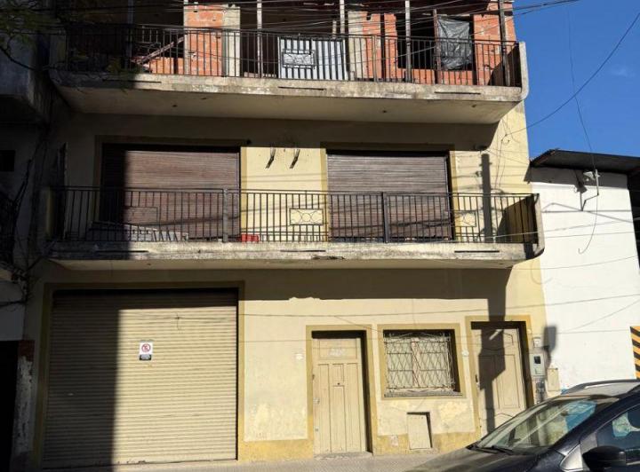 Casa · 220m² · 5 Ambientes · 15 Cocheras