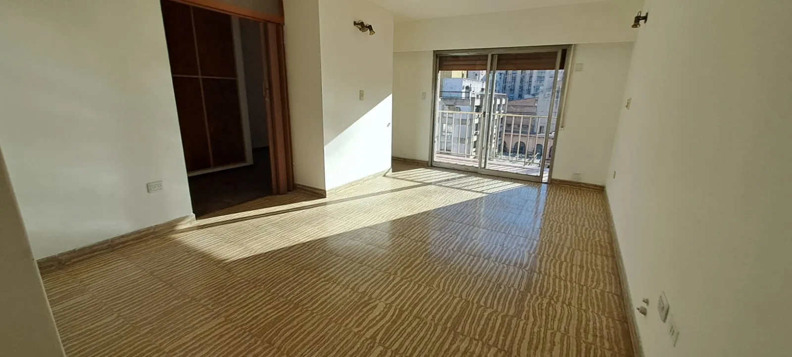 ALQUILO CENTRO  VELEZ SARSFIELD 23 ESQ DEAN FUNES 1 DORMITORIO FRENTE BALCON "